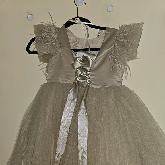 Beautiful dress champagne junior bridesmaid/flower girls dress - Picture 2 of 2